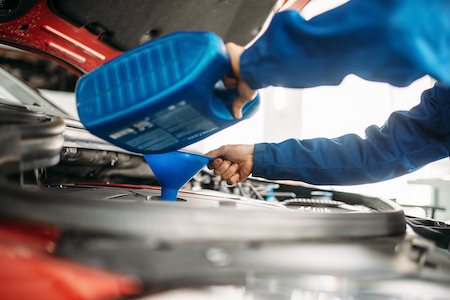 Dallas mechanic performing an oil change